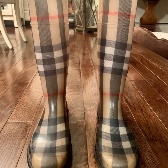 Burberry Rainboots - Picture 4 of 8
